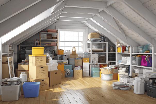 Halverwege het zolder opruimen, met dozen, opbergboxen en een deels georganiseerde ruimte.